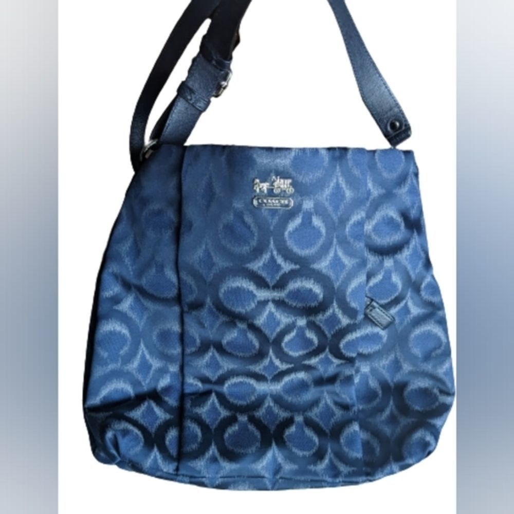EUC Coach Isabelle purse navy fabrick with silver c design throughout Satin navy